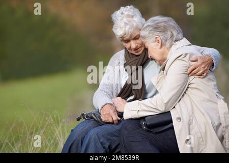 Ein Freund in Not ist in der Tat ein Freund. Ein Bild von einer Seniorin, die sich um ihre Freundin kümmert. Stockfoto