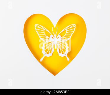 Ein Schmetterling aus geschnitztem Papier oder in herat-förmigem Papier mit leerem Platz für Ihren Text oder Ihre Nachricht. Stockfoto