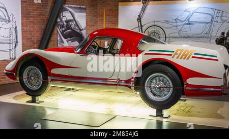 Nationales Automuseum in Turin (MAUTO): Italien 1954 - Fiat Turbina - Eine Turbine im Rampenlicht - Innere des Museums - Turin, Italien, Europa Stockfoto