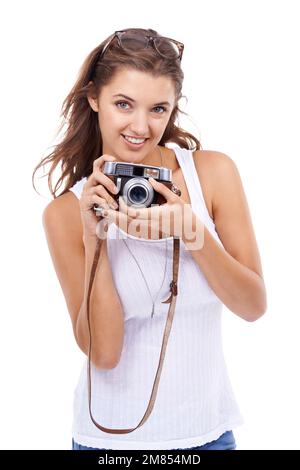Leben durch Fotografie. Studioportrait einer jungen Frau mit einer Vintage-Kamera. Stockfoto