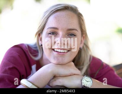 Sie hat eine sonnige Veranlagung. Porträt einer schönen jungen Frau im Freien. Stockfoto