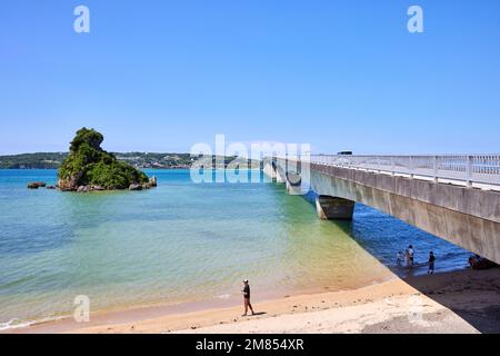 Große Brücke von Kouri (古宇利大橋) und Insel Kouri (古宇利島); Nakijin, Okinawa, Japan Stockfoto