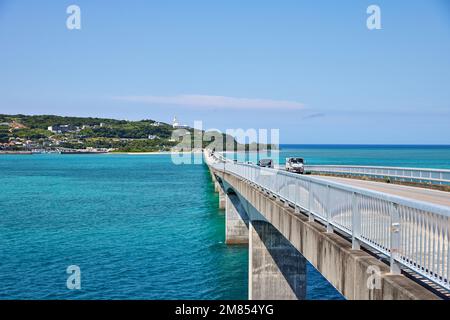 Große Brücke von Kouri (古宇利大橋) und Insel Kouri (古宇利島); Nakijin, Okinawa, Japan Stockfoto