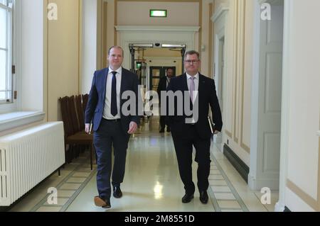 DUP-Führer Jeffrey Donaldson (rechts) und Parteimitglied Gordon Lyons MLA (links) treffen sich mit Labour-Führer Sir Keir Starmer in den Parlamentsgebäuden in Stormont, um die Blockade des Post-Brexit-Protokolls zu erörtern. Die DUP-Partei hat diese seit Mai als Grund für den Boykott der dezentralisierten Institutionen Nordirlands angeführt. Foto: Donnerstag, 12. Januar 2023. Stockfoto