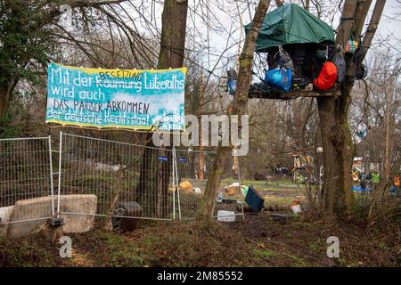 Garzweiler, Deutschland. 11. Januar 2023. Aktivisten auf einem Baumhaus am Rande des Protestlagers die Polizei begann heute, am 11. Januar 2023, das Dorf Luetzerath zu räumen. Kredit: dpa/Alamy Live News Stockfoto