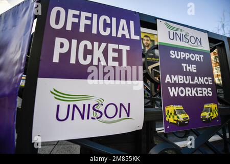 London, Großbritannien. 11. Januar 2023. Offizieller Streikposten-Line-Banner, gesehen während des Streiks der GMB-Mitglieder in London. Mitglieder der Gewerkschaften Unison und GMB ergreifen Streikmaßnahmen über Gehälter und Arbeitsbedingungen, die sich auf nicht lebensbedrohliche Anrufe auswirken. Kredit: SOPA Images Limited/Alamy Live News Stockfoto