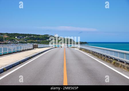 Große Brücke von Kouri (古宇利大橋) und Insel Kouri (古宇利島); Nakijin, Okinawa, Japan Stockfoto