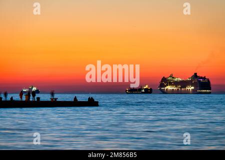 Kreuzfahrtschiff im alten Hafen von Triest, Italien Stockfoto