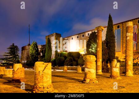 Schloss San Giusto und die Überreste der römischen Basilika, Triest, Italien Stockfoto