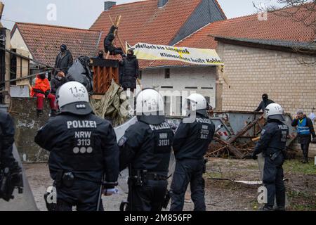 Garzweiler, Deutschland. 11. Januar 2023. Polizeibeamte haben ein Gebäude umstellt, Aktivisten sitzen auf Barrikaden, die Polizei hat heute, am 11. Januar 2023, mit der Räumung der Stadt Luetzerath begonnen, Kredit: dpa/Alamy Live News Stockfoto