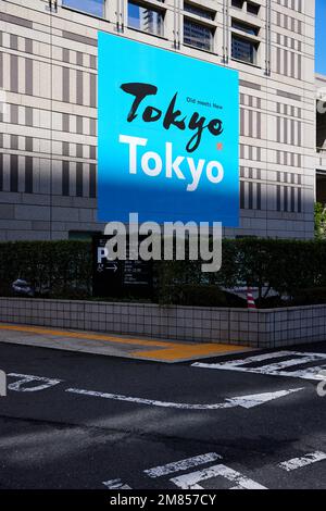 'Tokyo – Old meets New', Schild Tokyo Metropolitan Government Building, Shinjuku, Tokyo, Japan Stockfoto