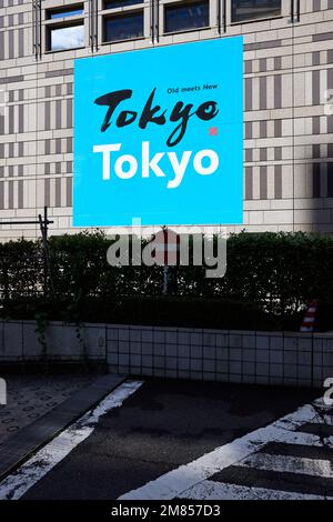 'Tokyo – Old meets New', Schild Tokyo Metropolitan Government Building, Shinjuku, Tokyo, Japan Stockfoto