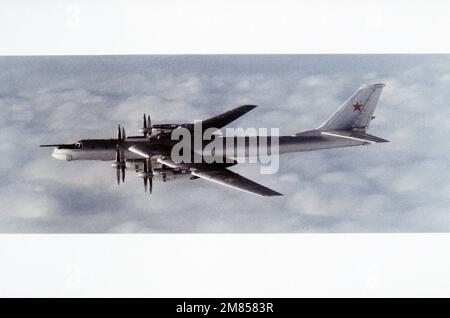 Eine Luft-Luft-Ansicht von links eines sowjetischen Bär H-Bomberflugzeugs. Land: Unbekannt Stockfoto