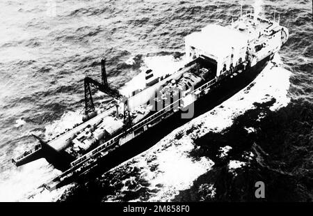 Ein erhöhter Steuerbord-Blick auf Torpedo-Boote der Osa-Klasse, die an Bord eines sowjetischen Roll-on/Float-on-Frachtschiff transportiert werden. Land: Unbekannt Stockfoto