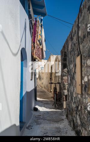 Ein vertikales Bild einer engen Straße im Dorf Emporio. Santorin, Griechenland. Stockfoto