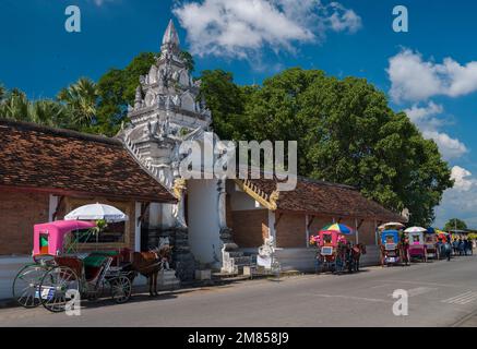 Lampang, Thailand. 22. November 2022. Wat Phra That Lampang Luang Tempel. Traditionelle Pferdekutsche im Retro-Stil. Touristenziel Nord Stockfoto
