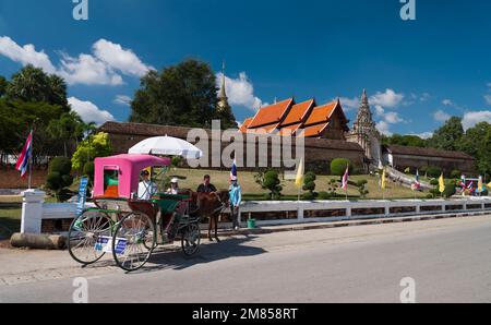 Lampang, Thailand. 22. November 2022. Wat Phra That Lampang Luang Tempel. Traditionelle Pferdekutsche im Retro-Stil. Touristenziel Nord Stockfoto