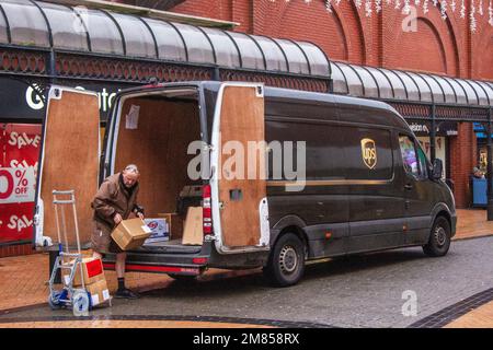 UPS-Lieferung in Blackpool, UK Shops, Shopping und Shopper in der Corporation Street. Unternehmen im Stadtzentrum in der Küstenstadt. Stockfoto