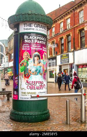 The Grand Theatre Pantomime Promotion in Blackpool, UK Shops, Shopping und Shoppers in Corporation Street. Unterhaltungsunternehmen im Stadtzentrum in der Küstenstadt. Stockfoto