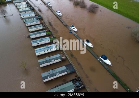 Kempsey, Worcestershire, 12. Januar 2023 - Ferienwagen auf dem Seeufer-Campingplatz in Kempsey, Worcestershire, wurden von Hochwasser überschwemmt, nachdem der Fluss Severn Severn seine Ufer geplatzt hatte. Die erhöhten statischen Caravans haben jetzt einen Blick auf ein großes Gewässer und unzugängliche, vertäute Sportboote. Die Höhe des Flusses wird voraussichtlich am Samstag erreicht. Quelle: Stop Press Media/Alamy Live News Stockfoto