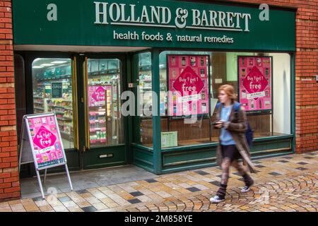 Shop bei Holland & Barrett Blackpool 1 zum Preis von 1. „1 zum Preis von 1“ oder „2 zum Preis von 1“ ist eine gängige Form der Verkaufsförderung. Geschäfte, Geschäfte und Einkäufer in Großbritannien in der Corporation Street. Geschäfte im Stadtzentrum in der Küstenstadt. Stockfoto