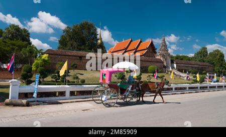 Lampang, Thailand. 22. November 2022. Wat Phra That Lampang Luang Tempel. Traditionelle Pferdekutsche im Retro-Stil. Touristenziel Nord Stockfoto