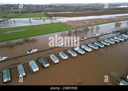 Kempsey, Worcestershire, 12. Januar 2023 - Ferienwagen auf dem Seeufer-Campingplatz in Kempsey, Worcestershire, wurden von Hochwasser überschwemmt, nachdem der Fluss Severn Severn seine Ufer geplatzt hatte. Die erhöhten statischen Caravans haben jetzt einen Blick auf ein großes Gewässer und unzugängliche, vertäute Sportboote. Die Höhe des Flusses wird voraussichtlich am Samstag erreicht. Quelle: Stop Press Media/Alamy Live News Stockfoto