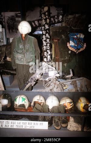 Flugausrüstung gehört den USA Im Militärmuseum von Hanoi sind Piloten der Streitkräfte sowie ein Kreuz aus Bildern amerikanischer Kriegsgefangener ausgestellt. Land: Vietnam (VNM) Stockfoto