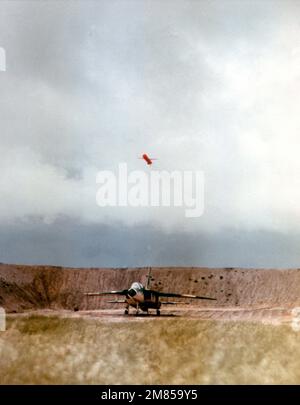 Eine BGM-109 Tomahawk-Rakete, die von einem U-Boot vor der Küste Kaliforniens gestartet wurde, nähert sich ihrem Ziel, einem Revisionsflugzeug. Die Rakete hat während des Tests des Joint Cruise Missiles Project mehr als 400 Meilen zurückgelegt. (Erste Ansicht in einer Dreierserie). Basis: San Clemente Island Bundesstaat: Kalifornien (CA) Land: Vereinigte Staaten von Amerika (USA) Stockfoto