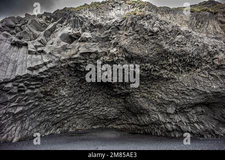 Röhrenförmige Basaltsäulen am Reynisfjara Strand, Süden Islands Stockfoto