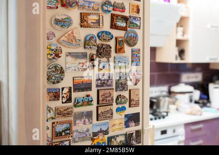 Ternopil, Ukraine - 11. Januar 2023: Kühlschrank gefüllt mit Lots Magnets Souvenirs von Reisen. Stockfoto