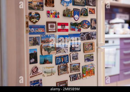 Ternopil, Ukraine - 11. Januar 2023: Kühlschrank gefüllt mit Lots Magnets Souvenirs von Reisen. Stockfoto