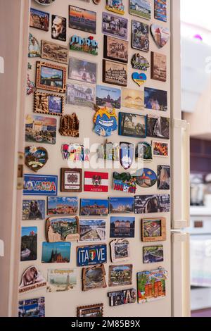 Ternopil, Ukraine - 11. Januar 2023: Kühlschrank gefüllt mit Lots Magnets Souvenirs von Reisen. Stockfoto