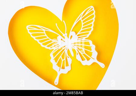 Schmetterling aus Schnitzpapier oder Schneidepapier in herat-Form mit leerem Platz für Ihren Text oder Ihre Nachricht. Stockfoto