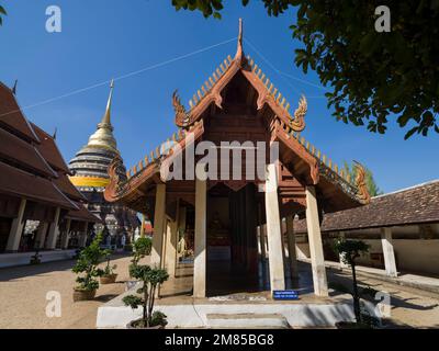 Lampang, Thailand. 22. November 2022. Wat Phra, Der Lampang Luang Tempel. Buddhistischer Tempel im Lanna-Stil. Touristenziel Nord Stockfoto