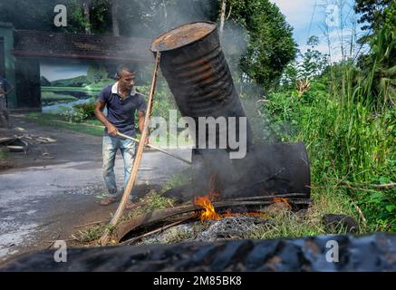 Traditionelle Arbeiter, die auf der 2022.12.12 in Galle, Sri Lanka, Teer erhitzen und in die Landschaft der Straße eingießen Stockfoto