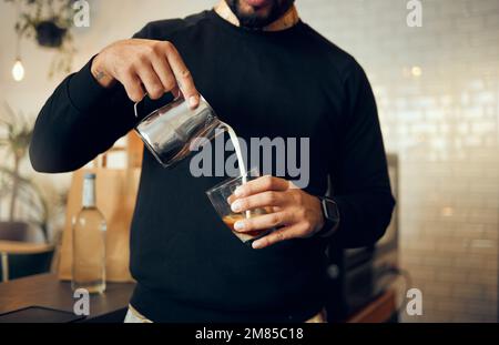 Kaffee, Milch und Menschenhände im Café für Cappuccino, Frühstück und Koffeingetränk. Entspannen Sie sich, Espresso und Milchprodukte mit Barista im Café und mit Stockfoto