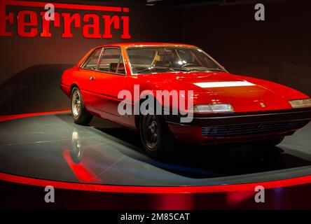 Nationales Automuseum in Turin (MAUTO): Italien 1973 - Ferrari 365 GT4 2+2 - luxuriös und modern, aber nie beliebt in Turin, Piemont, Norditalien Stockfoto