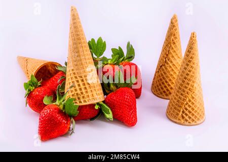 Frische Erdbeeren und Waffelmuscheln auf weißem Hintergrund Stockfoto