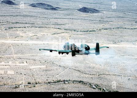 Eine Luft-Luft-Rückansicht eines taktischen Trainingsgeschwaders A-10 Thunderbolt II aus dem Jahr 355., das seine GAU-8/A Avenger 30mm-Kanone über der taktischen Reichweite von Gila Bend abfeuert. Land: Unbekannt Stockfoto