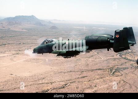 Eine Luft-zu-Luft-Ansicht von links eines taktischen 355.-Trainingsgeschwaders A-10 Thunderbolt II, bewaffnet mit einer AGM-65 Maverick-Rakete, die ihre GAU-8/A Avenger 30mm-Kanone über die Gila Bend-taktische Reichweite abfeuert. Land: Unbekannt Stockfoto