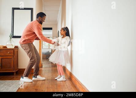 Tanz, glücklich und Ballett mit Vater und Tochter, die Händchen halten, um zu lernen, zu unterstützen und eine Bindung aufzubauen. Prinzessin, Lehrerin und Musik mit Vater und Mädchen Stockfoto