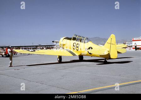 Dreiviertel Rückansicht eines in Nordamerika gebauten SNJ „Texan“-Flugzeugs auf der Fluglinie am McCarren Airport, Las Vegas, Nevada während der USAF-Konferenz „Gathering of Eagles“. Exaktes Datum Aufnahme Unbekannt. Land: Unbekannt Stockfoto
