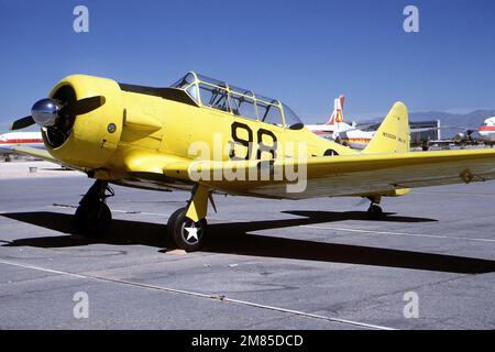 Dreiviertel Vorderansicht eines in Nordamerika gebauten SNJ „Texan“-Flugzeugs auf der Fluglinie am McCarren Airport, Las Vegas, Nevada während der USAF-Konferenz „Gathering of Eagles“. Exaktes Datum Aufnahme Unbekannt. Land: Unbekannt Stockfoto