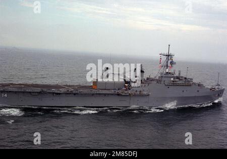 Steuerbordansicht des Amphibien-Transportlagers USS TRENTON (LPD-14) im Gange. Land: Atlantik (AOC) Stockfoto