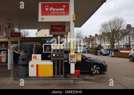 LONDON, UK - 11. Januar 2023: Shell-Tankstelle. Stockfoto