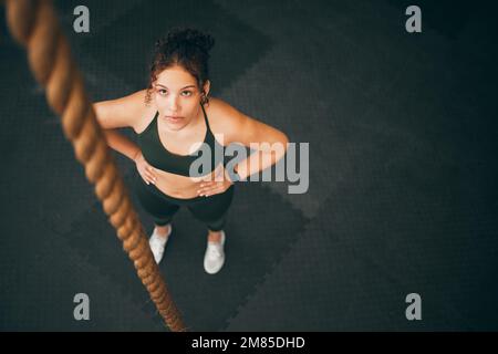 Seilklettern, Gym und Fitnessfrau mit Fokus auf sportliche Herausforderungen, Ganzkörpertraining und gesundes Training. Sportlerin, Kletterübung und Top Stockfoto