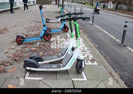 LONDON, UK - 11. Januar 2023: E-Roller auf der Straße geparkt. Stockfoto