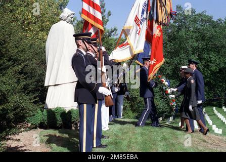 Krankenschwestern, die die Armee, die Marine und die Luftwaffe vertreten, platzieren während des 1986. Militärkrankenschwestern-Gedenkgottesdienstes auf dem Nationalfriedhof Arlington einen Kranz am Fuß des Schwesterndenkmals. Basis: Arlington Bundesstaat: Virginia (VA) Land: Vereinigte Staaten von Amerika (USA) Stockfoto