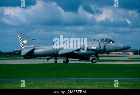 Die British Aerospace Sea Harrier ist ein Marineflugzeug mit Kurzstart und vertikaler Landung/vertikalem Start und Landung, Aufklärungs- und Angriffsflugzeug. Es ist das zweite Mitglied der Harrier-Familie. Er wurde erstmals im April 1980 als Sea Harrier FRS1 bei der Royal Navy eingesetzt und wurde informell als „Shar“ bekannt. Ungewöhnlich in einer Zeit, in der die meisten Marine- und landgestützten Luftüberlegenheitskämpfer groß und Überschallkämpfer waren, bestand die Hauptaufgabe der Unterschall-Seeharre darin, die Royal Navy-Einsatzgruppen, die sich um die Flugzeugträger konzentrierten, für die Luftabwehr zu sorgen. Stockfoto